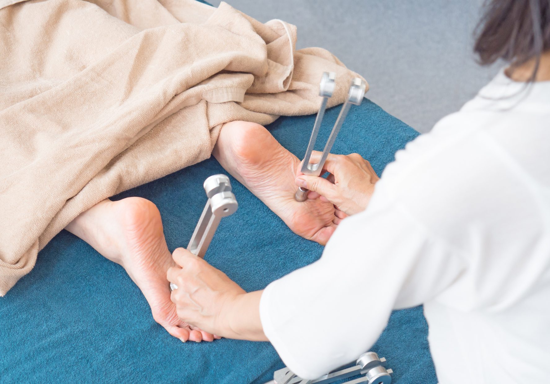 terapia dźwiękiem z użyciem kamertonów